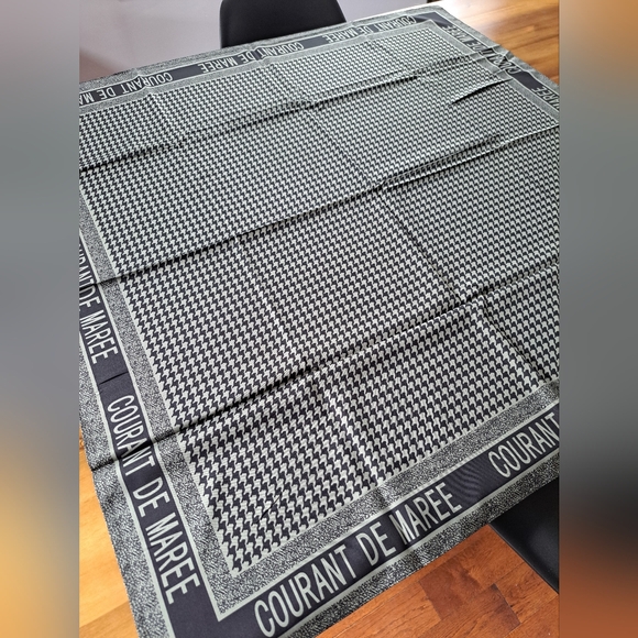 Really huge 100 % silk handle scarve - Picture 2 of 3